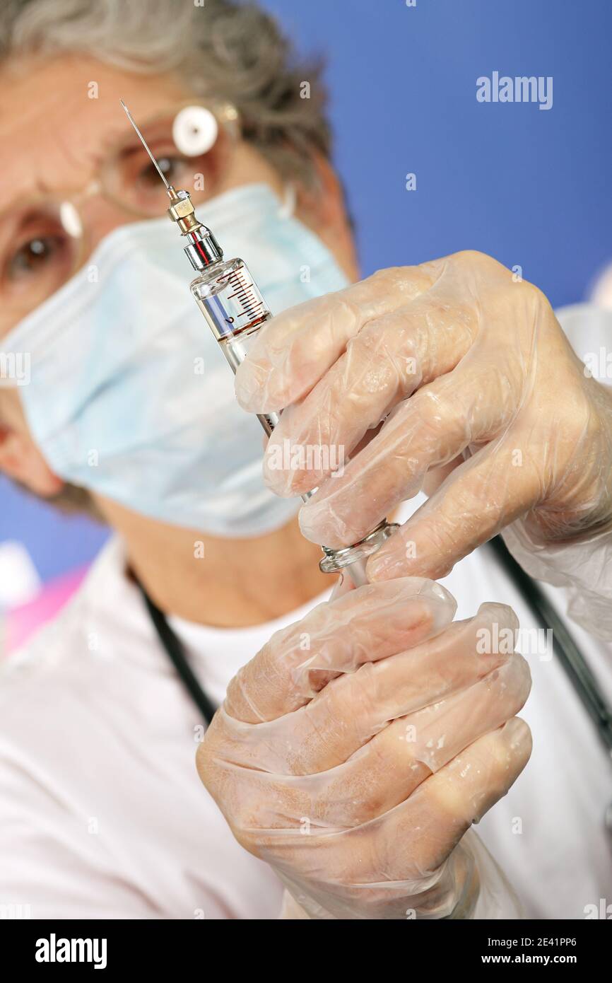 Vaccin et concept hospitalier. Femme médecin de plus de 65 ans préparer une seringue pour la vaccination et la protection contre la maladie et le virus Banque D'Images