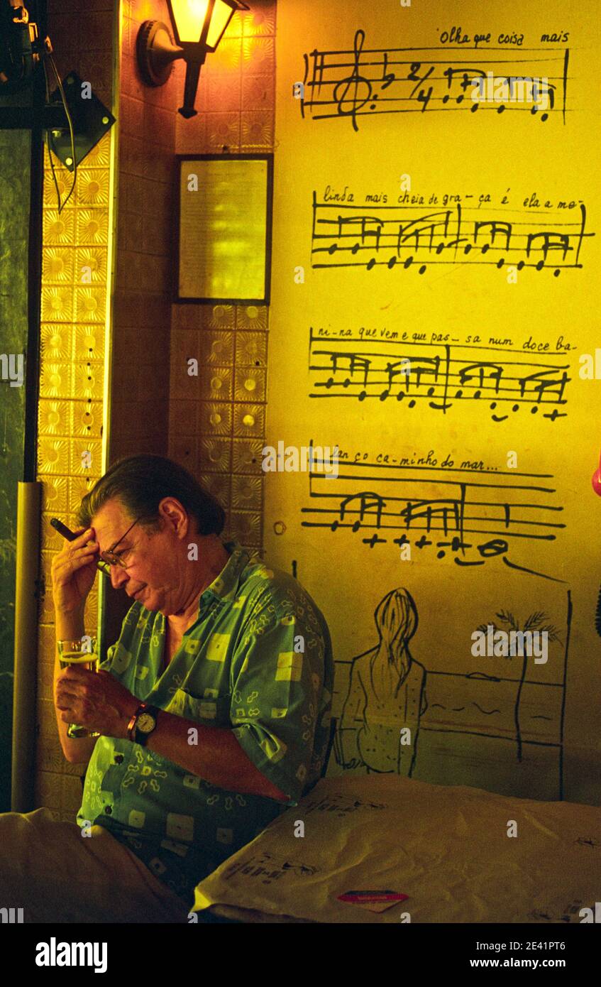 Antônio Carlos Brasileiro de Almeida Jobim (25 janvier 1927 – 8 décembre 1994) — connu sous le nom de Tom Jobim — Était un auteur-compositeur brésilien, arrangeur, chanteur, pianiste et était une force principale derrière la création du style bossa nova, et ses chansons ont été interprétées par de nombreux chanteurs et instrumentistes au Brésil et dans le monde entier - largement connu comme le compositeur de 'Garota de Ipanema' ('la fille d'Ipanema'; 1964), l'une des chansons les plus enregistrées de tous les temps, Jobim a laissé un grand nombre de chansons qui sont maintenant inclus dans les répertoires de jazz et de pop standard. Banque D'Images