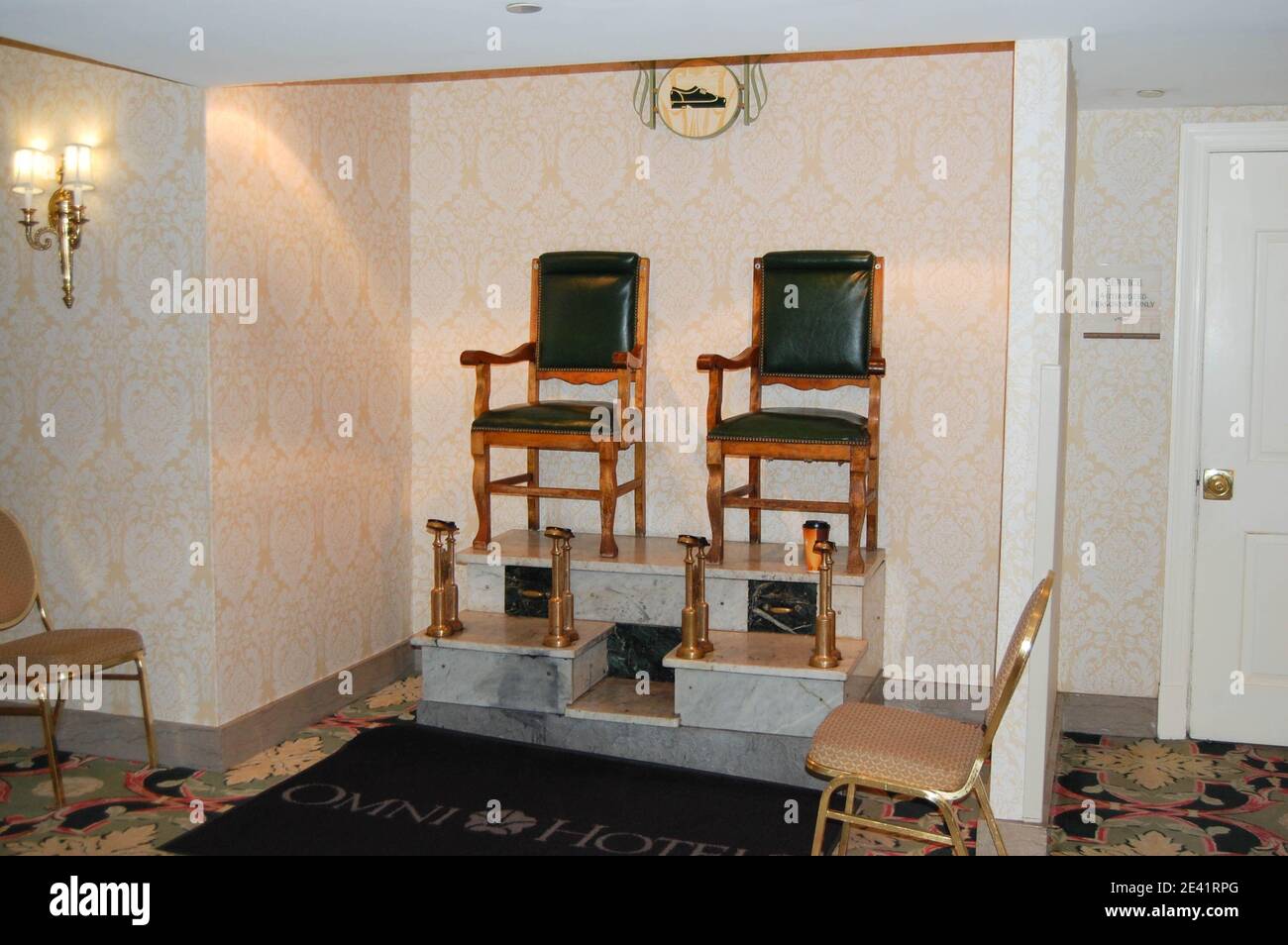Cirage de chaussures chaises dans un hôtel Washington DC USA chaise de travail chaussures polonaises hôtel Posh Famous place Sit SAT présidents ball Omni Shoreham hôtel propre Banque D'Images