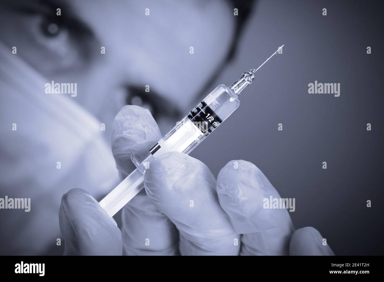 Fermez les mains du médecin avec des gants tenant la seringue et le vaccin pour la prévention , l'injection et le traitement du virus Covid-19 ou de la grippe saisonnière Banque D'Images