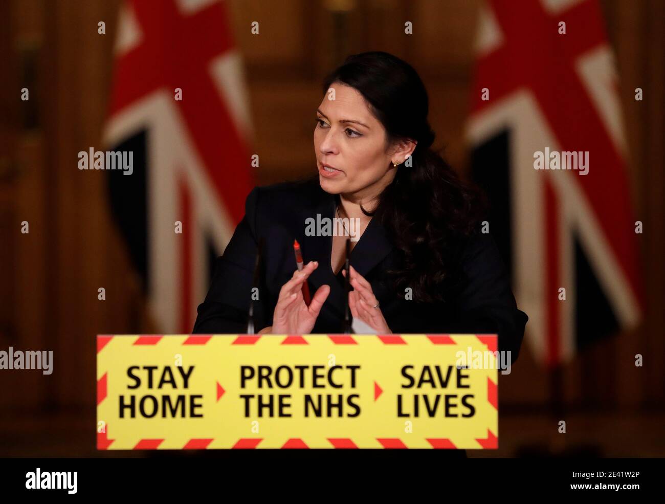 Priti Patel, ministre de l'intérieur, lors d'un exposé des médias sur le coronavirus (Covid-19) à Downing Street, Londres. Date de la photo: Jeudi 21 janvier 2021. Banque D'Images