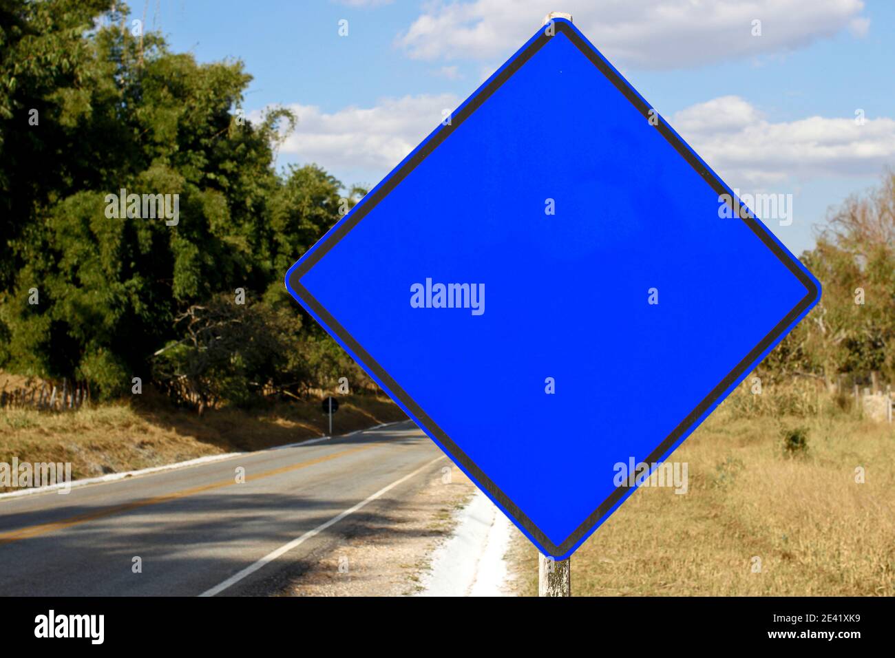 maquette de signalisation routière blanche bleue sans indication d'alerte Banque D'Images