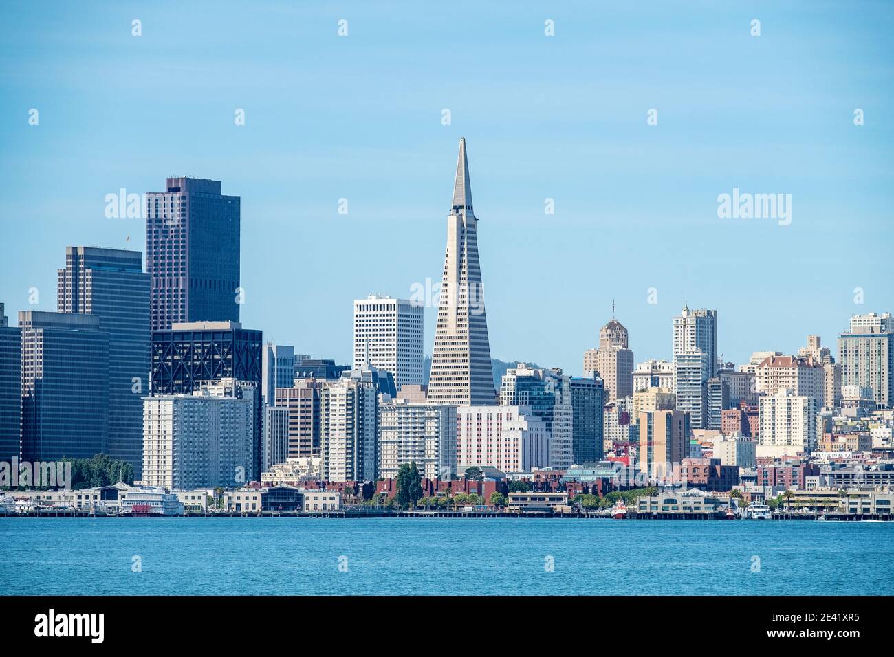 Baie de San Francisco et horizon du centre-ville de San Francisco, Californie, États-Unis. Banque D'Images