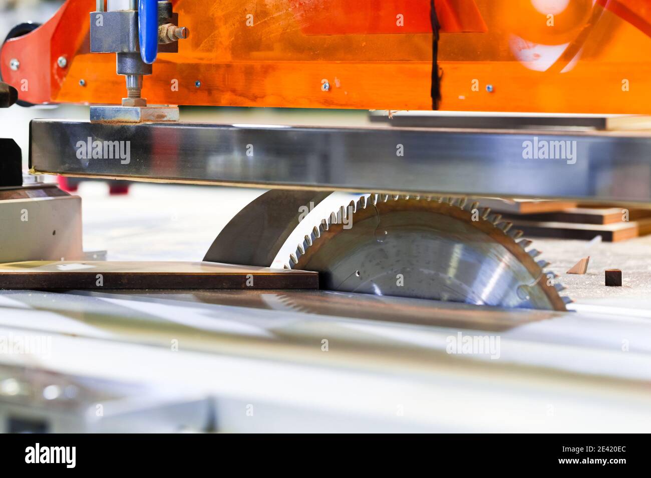 Scie à table électrique industrielle, gros plan avec mise au point sélective Banque D'Images