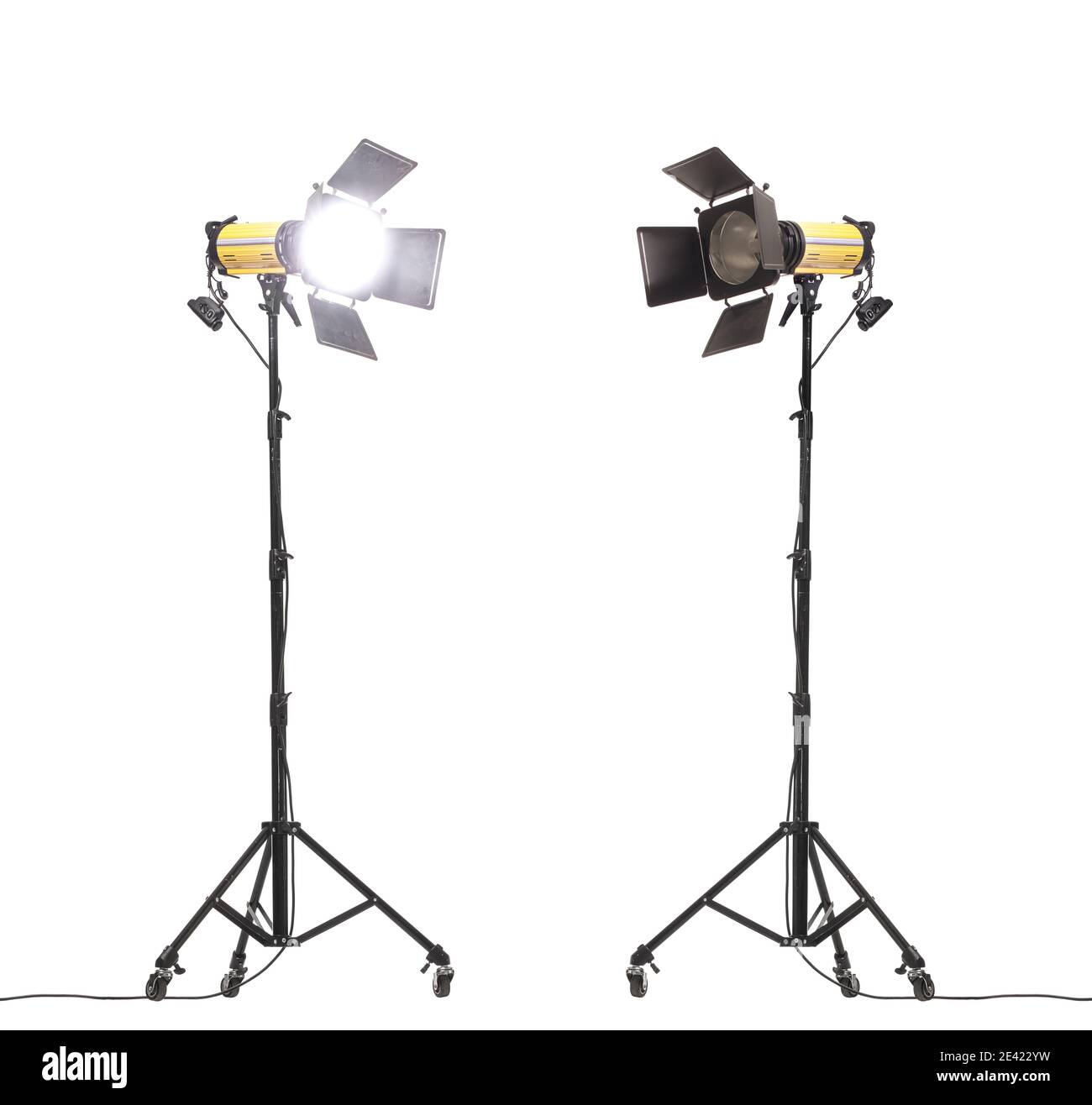 Feux clignotants avec portes de grange sur support avec roues. Équipement d'éclairage de studio isolé sur fond blanc. Banque D'Images