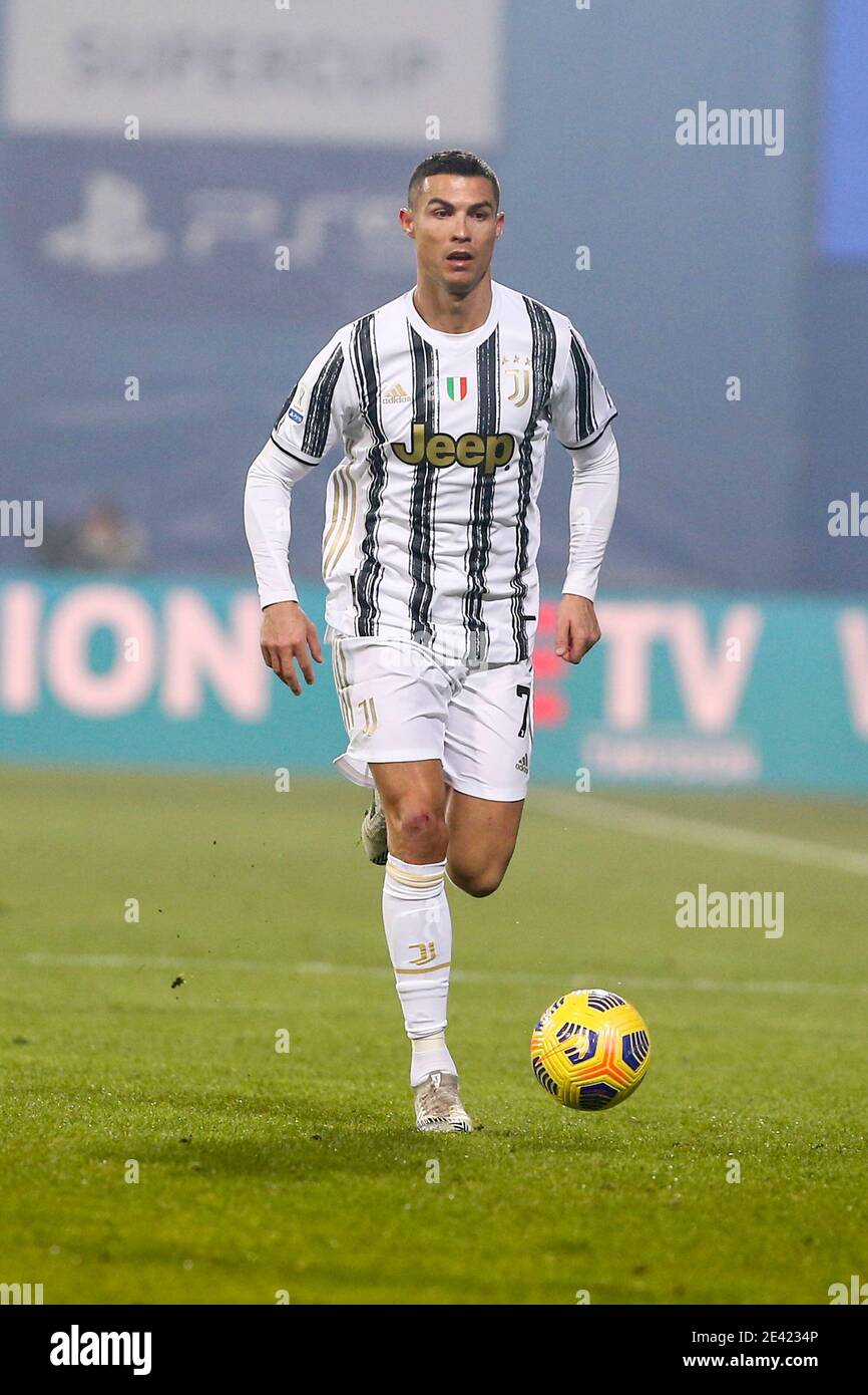 Cristiano Ronaldo, l'attaquant portugais de Juventus, contrôle le ballon lors de la supercup italienne nommée PS5 Supercup football Match SSC Napoli vs Juventus FC. Juventus a gagné 2-0 Banque D'Images