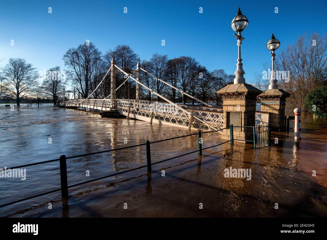 Le pont à pied de Victoria à Hereford, où la rivière Wye a fait éclater ses berges alors que Storm Christoph se déplace à travers le Royaume-Uni. Banque D'Images