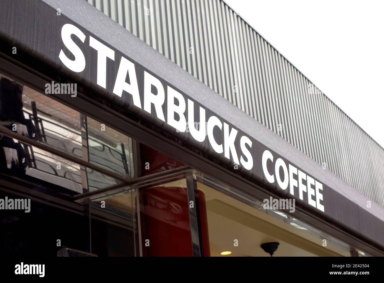 Tokyo, Japon - 11 avril 2016. Affiche de café Starbucks. Starbucks Coffee est une chaîne américaine de cafés, fondée à Seattle Banque D'Images