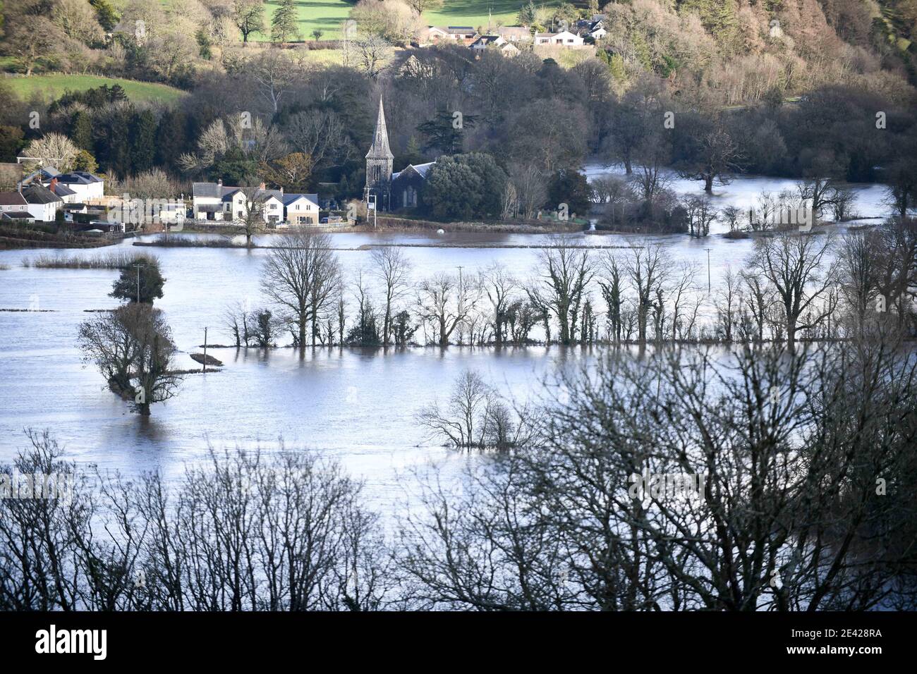 Carmarthen, pays de Galles, 21 janvier 2021 l'eau déluge remplit le paysage de la vallée de Towy dans le Carmarthenshire, au sud du pays de Galles, après la forte pluie de Storm Christoph a causé l'éclatement de la rivière Towy, c'est des rives. Banque D'Images