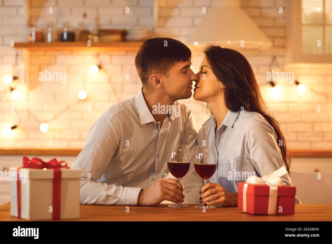 Un jeune couple aimant homme et une femme assis s'embrassant les uns les autres Pendant la Saint-Valentin Banque D'Images