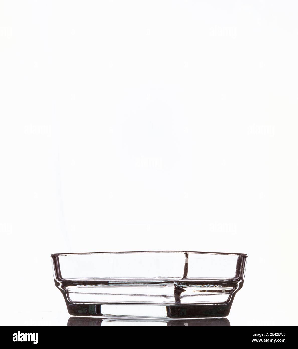 Prise de vue verticale d'un bol en cristal sur fond blanc Banque D'Images