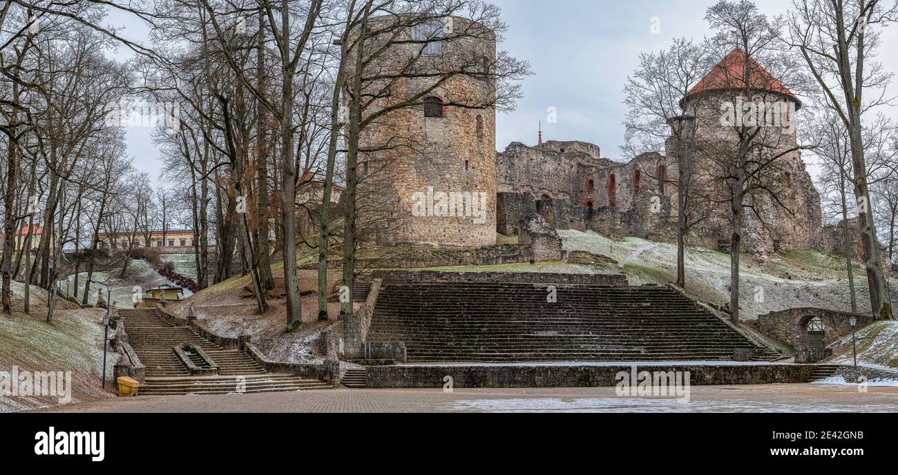 Vue sur le vieux château médiéval et les vieux escaliers en pierre dans le parc de la ville de Cesis, Lettonie. Banque D'Images