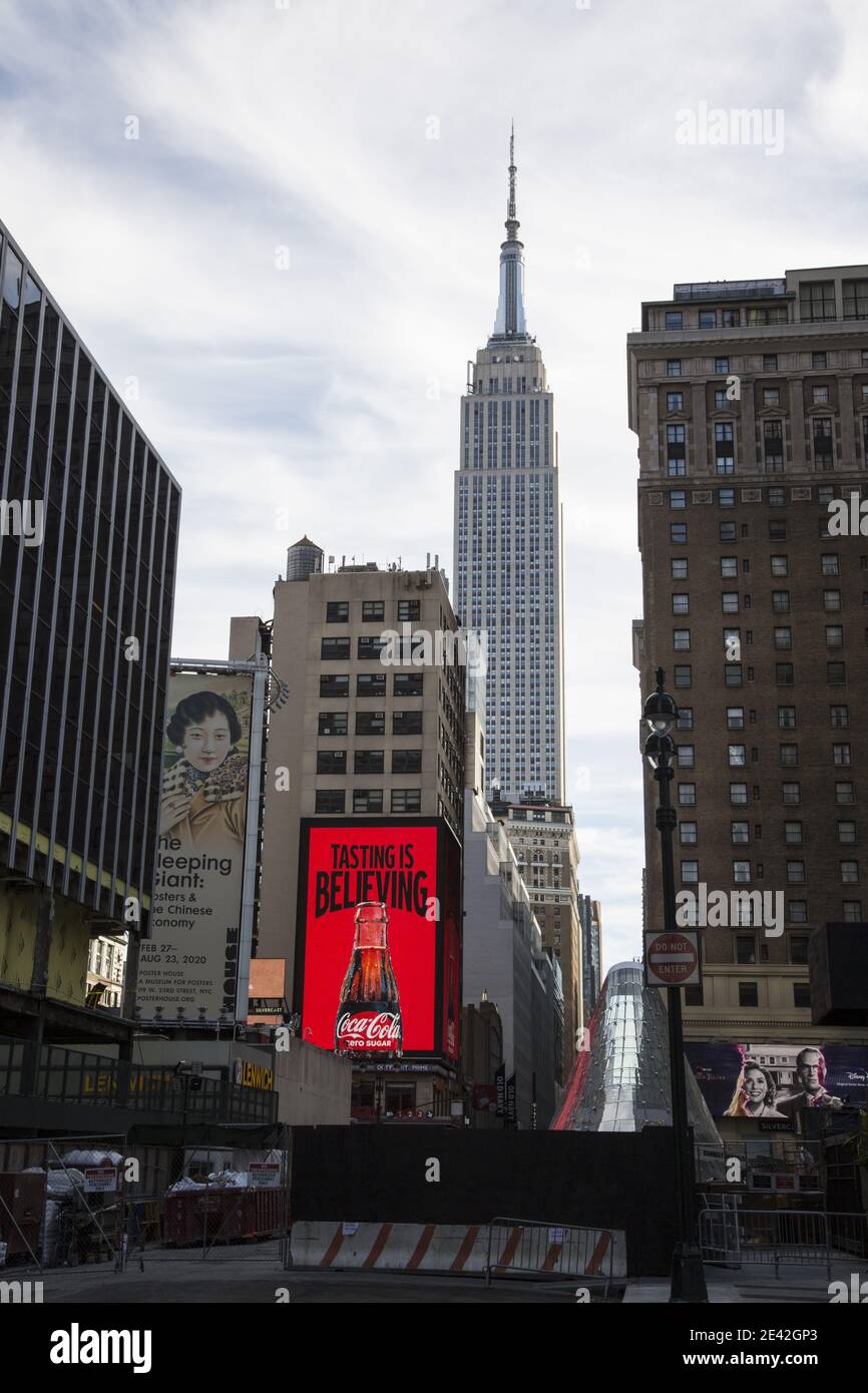Deux icônes américaines vues dans le centre de Manhattan, un panneau d'affichage Coca Cola avec l'Empire State Building se levant en arrière-plan. Banque D'Images