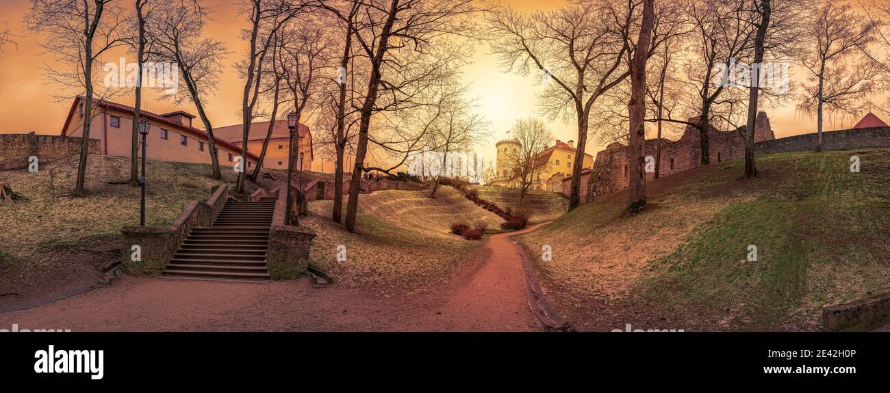 Vue panoramique sur le coucher du soleil sur les ruines médiévales du château en pierre avec vieux escaliers en pierre dans le parc Banque D'Images