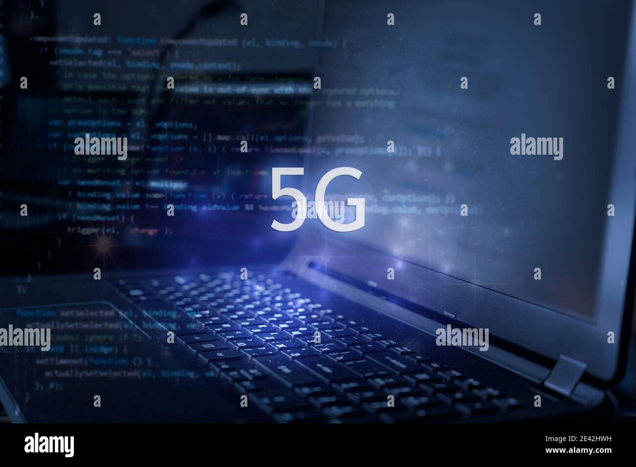 Inscription 5G sur l'arrière-plan de l'ordinateur portable et du code. Concept de technologie. Banque D'Images