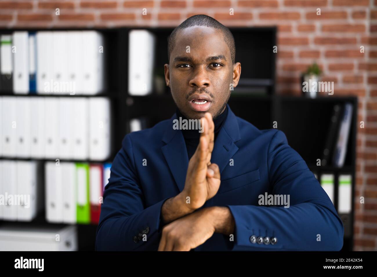 American African Learning Sign Language pour les personnes Sourdes handicapées Banque D'Images