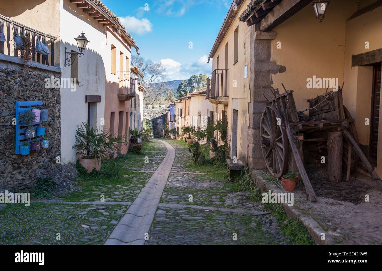 Rue principale de Granadilla. Ville médiévale évacuée en 1965, connue pour être réhabilitée. Estrémadure, Espagne Banque D'Images