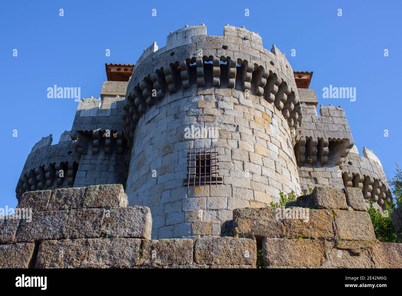 Machicolations du château chrétien du village de Granadilla. Ville médiévale évacuée en 1965, connue pour être réhabilitée. Estrémadure, Espagne Banque D'Images