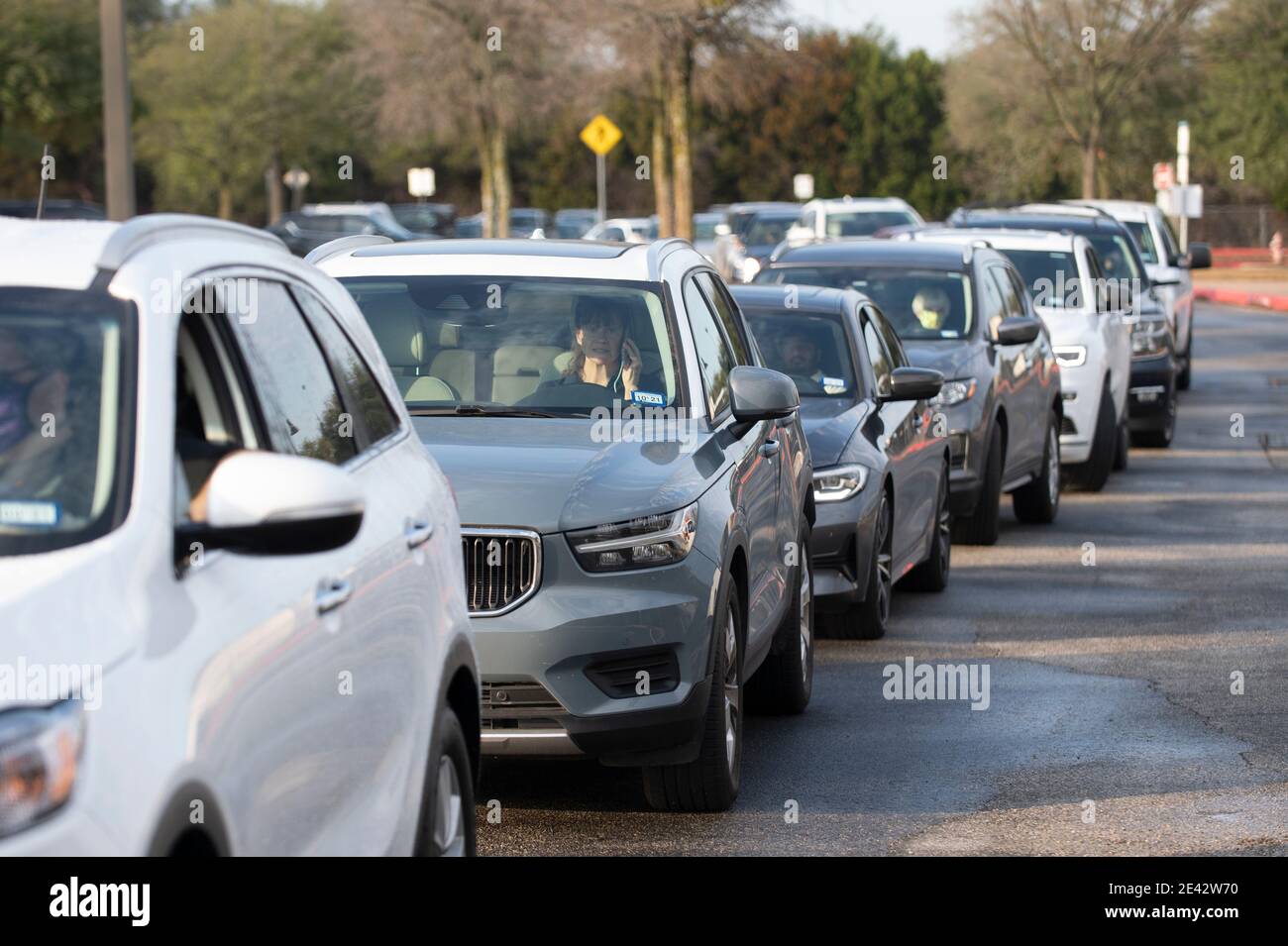 Round Rock, États-Unis. 21 janvier 2021. Les Texans centraux se présentent à une clinique de passage direct pour les vaccins COVID-19 au stade Kelly Athletic de Round Rock. Plus de 2,000 doses ont été administrées le jour précédent à la clinique alors que le Texas augmente sa réponse vaccinale. Crédit : Bob Daemmrich/Alay Live News Banque D'Images