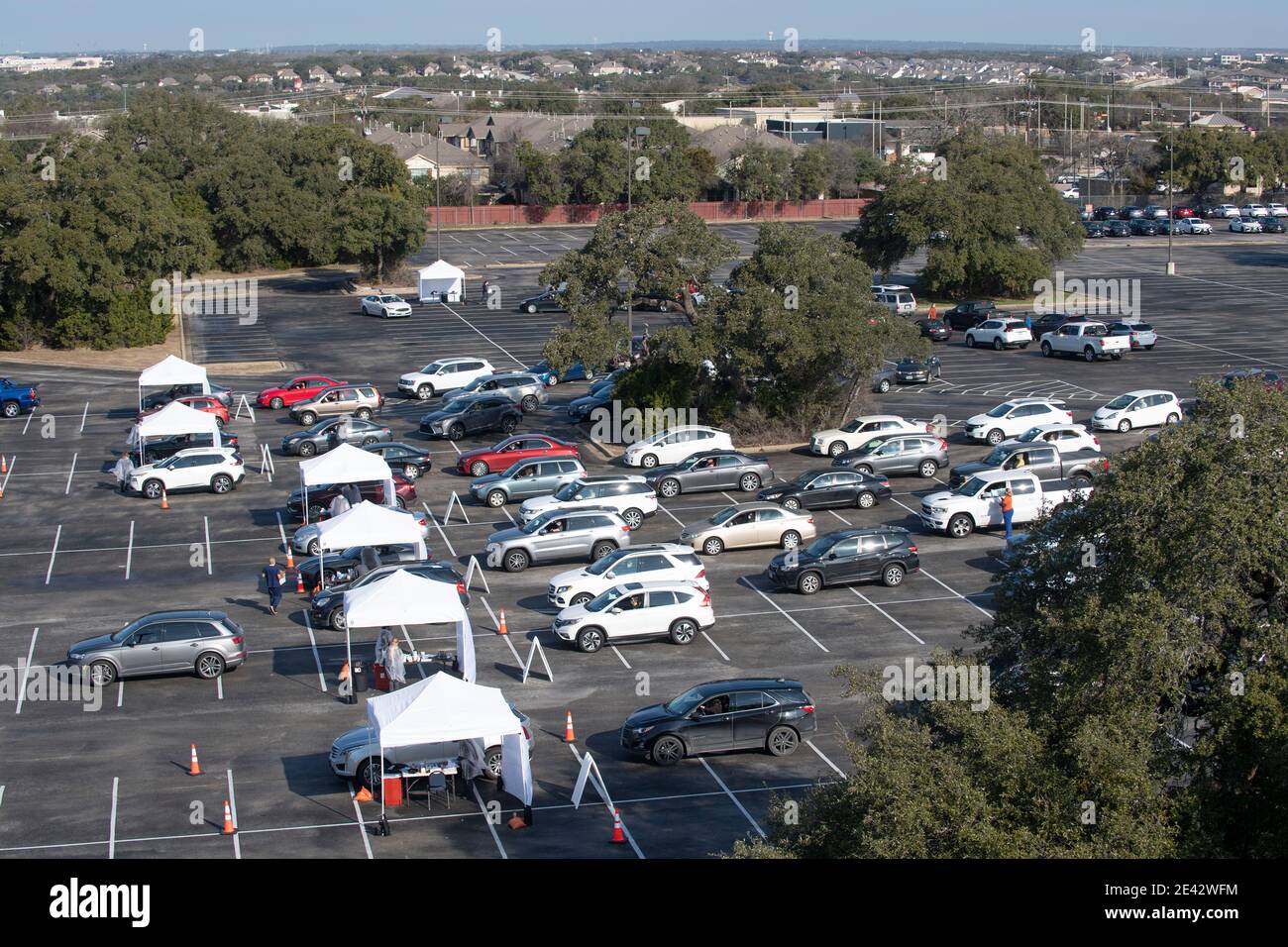 Round Rock, États-Unis. 21 janvier 2021. Les Texans centraux se présentent à une clinique de passage direct pour les vaccins COVID-19 au stade Kelly Athletic de Round Rock. Plus de 2,000 doses ont été administrées le jour précédent à la clinique alors que le Texas augmente sa réponse vaccinale. Crédit : Bob Daemmrich/Alay Live News Banque D'Images