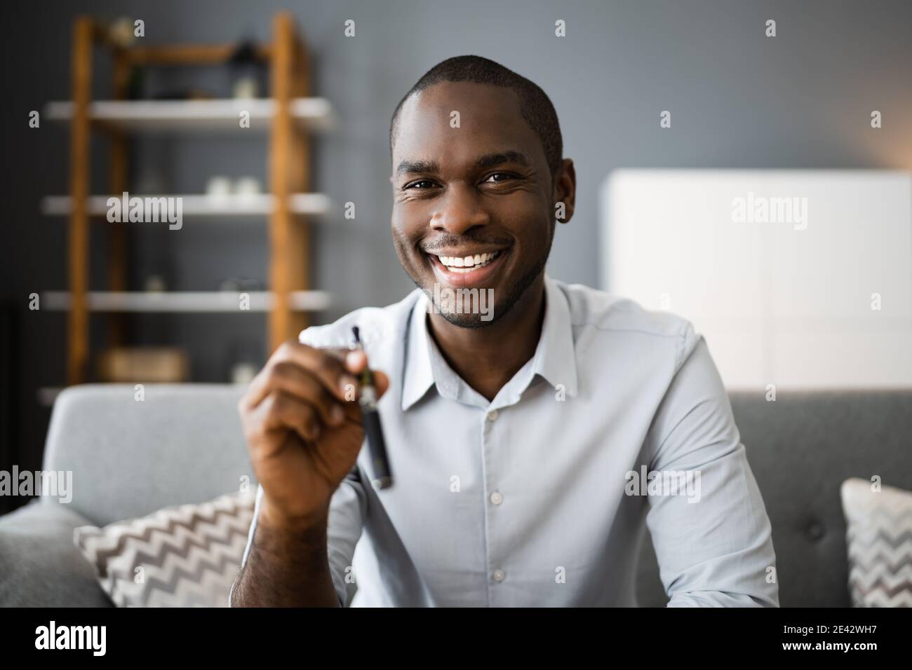 Homme Vaping E cigarette. Cigarette électronique AtHome Banque D'Images