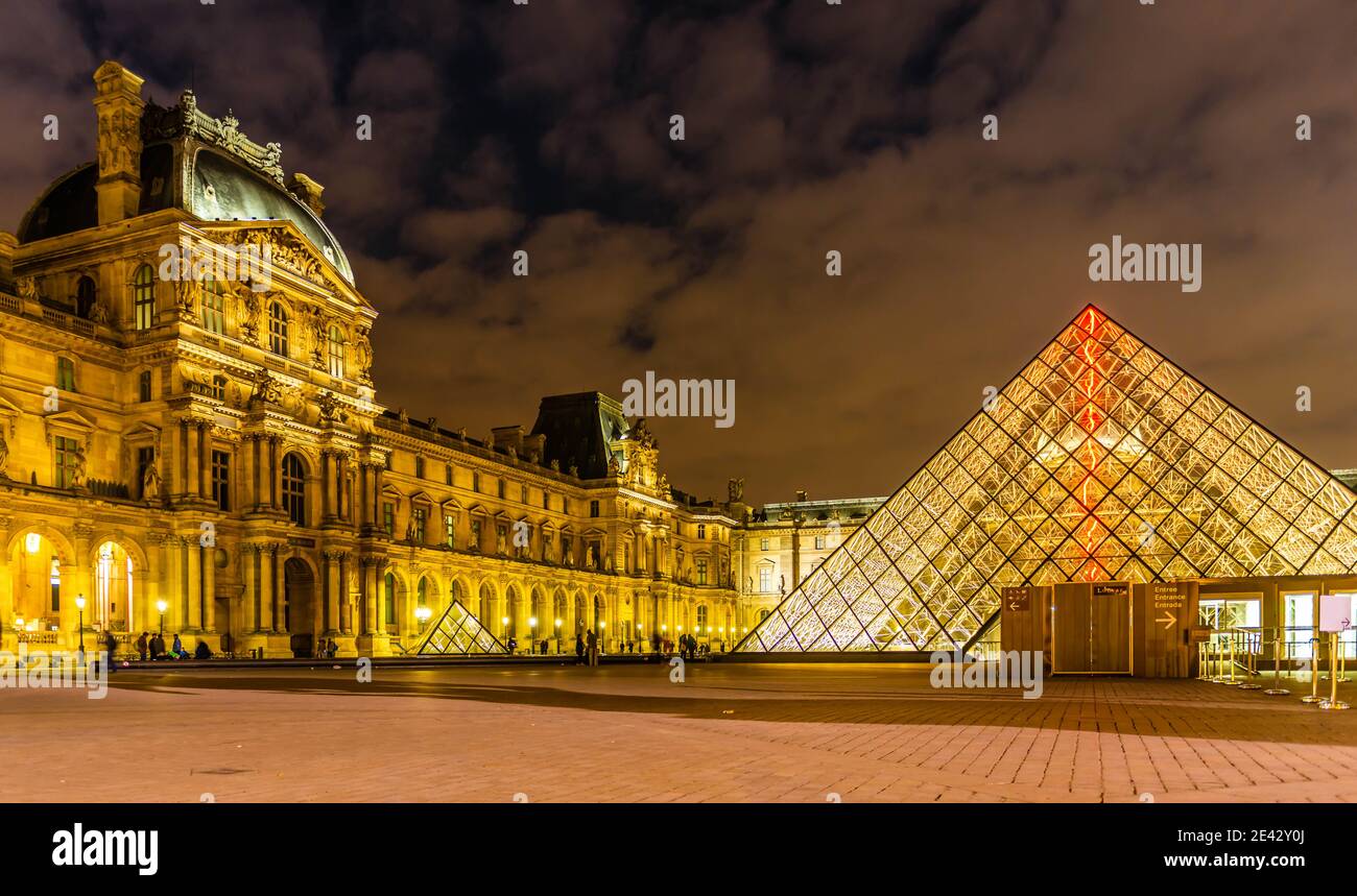 Cour intérieure et Pyramide au Musée du Louvre la nuit à Paris, France Banque D'Images