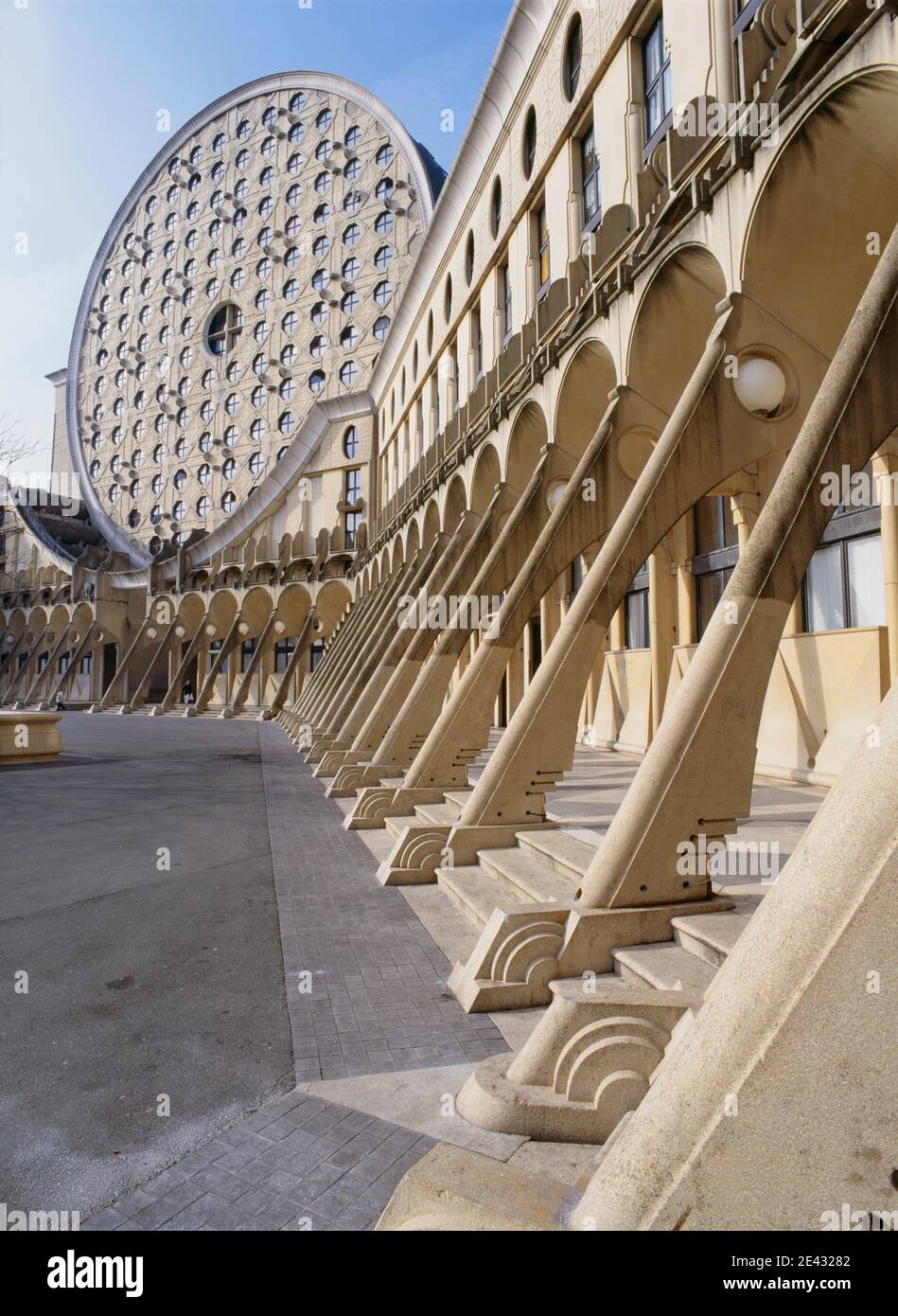 Batiment Residentiel Arenes De Picasso Par L Architecte Manuel Nunez Yanowsky A Noisy Le Grand Dans Le Grand Paris Connu Sous Le Nom De Camemberts Traduction Automatique Photo Stock Alamy