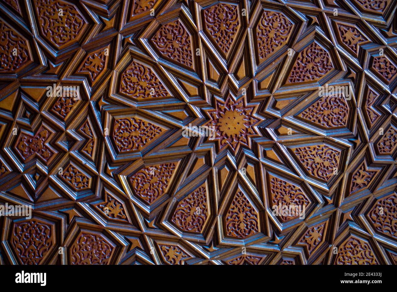 Gros plan de l'art ottoman avec un motif géométrique la porte en bois Banque D'Images