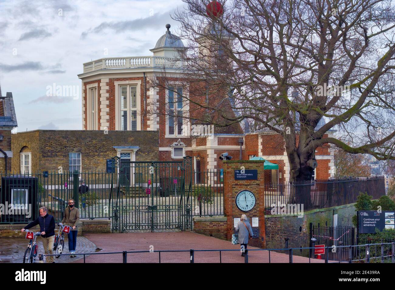 Les gens qui poussent des vélos à pédales devant l'entrée de l'observatoire de Londres, Greenwich Mean Time, Angleterre Banque D'Images