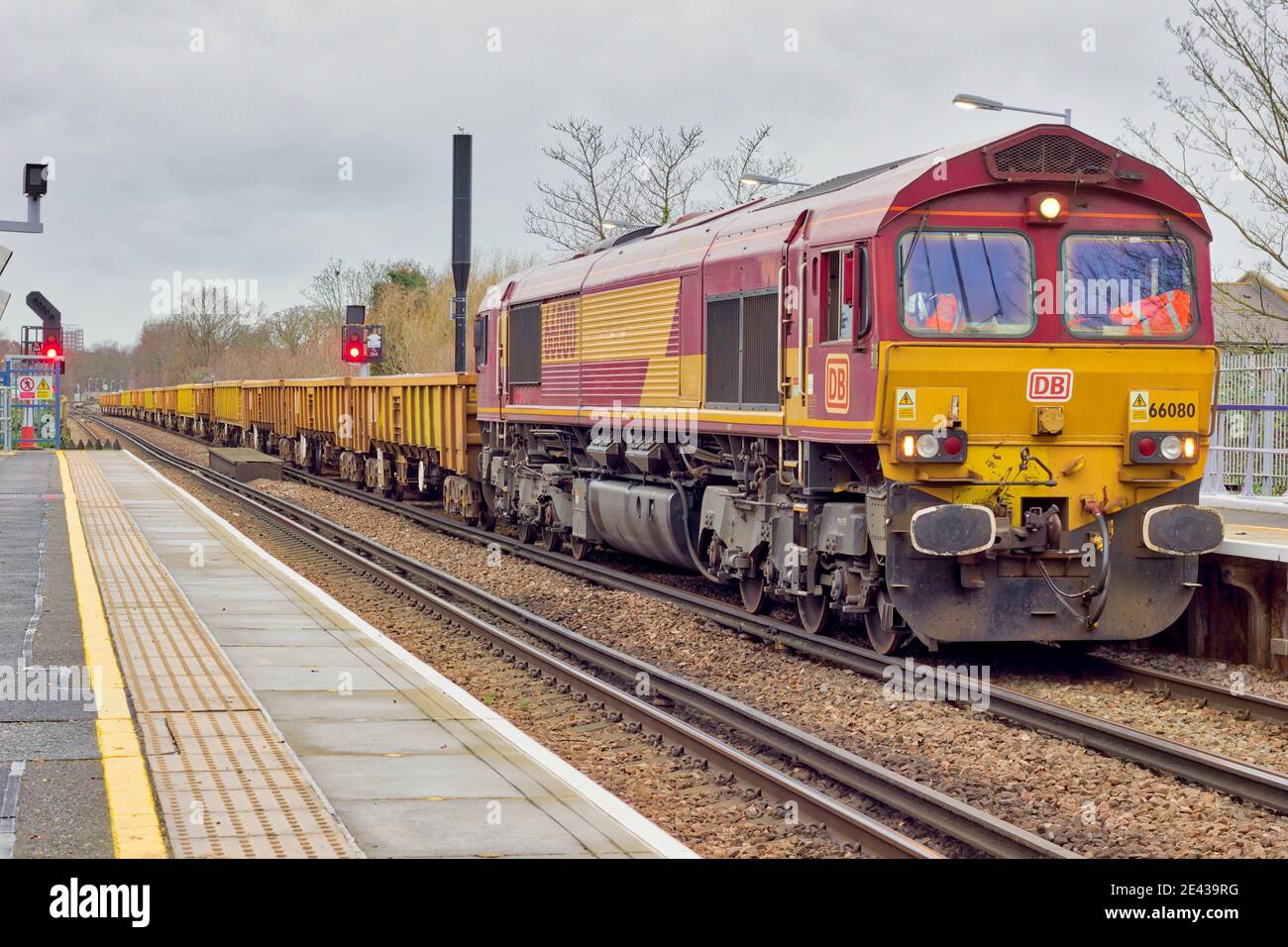 Classe 66 Numéro 66080 wagons de ballast chargés à la gare en attente de l'autorisation de signal sur la ligne du réseau ferroviaire sud-est, sud de Londres, Angleterre Banque D'Images