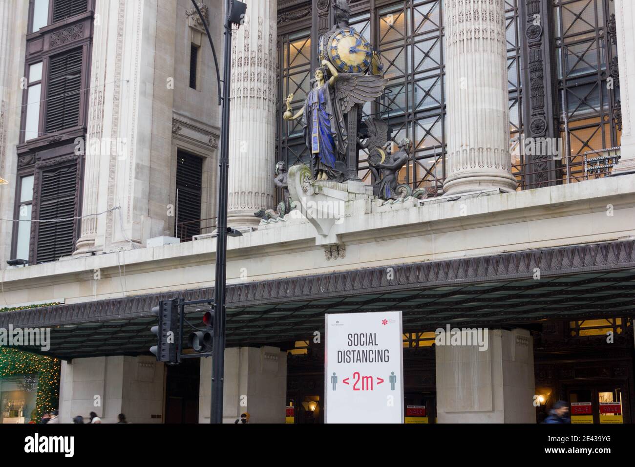 Signe de distance sociale à l'extérieur du grand magasin selfridges Londres Angleterre Royaume-Uni Banque D'Images