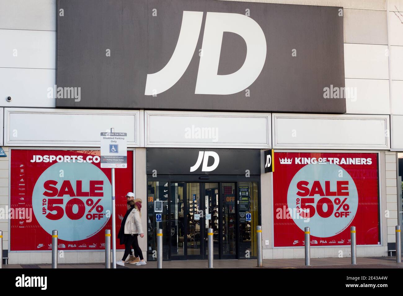 Femme et homme ont passé la boutique de sport JD offrant 50% Hors vente, Londres Banque D'Images