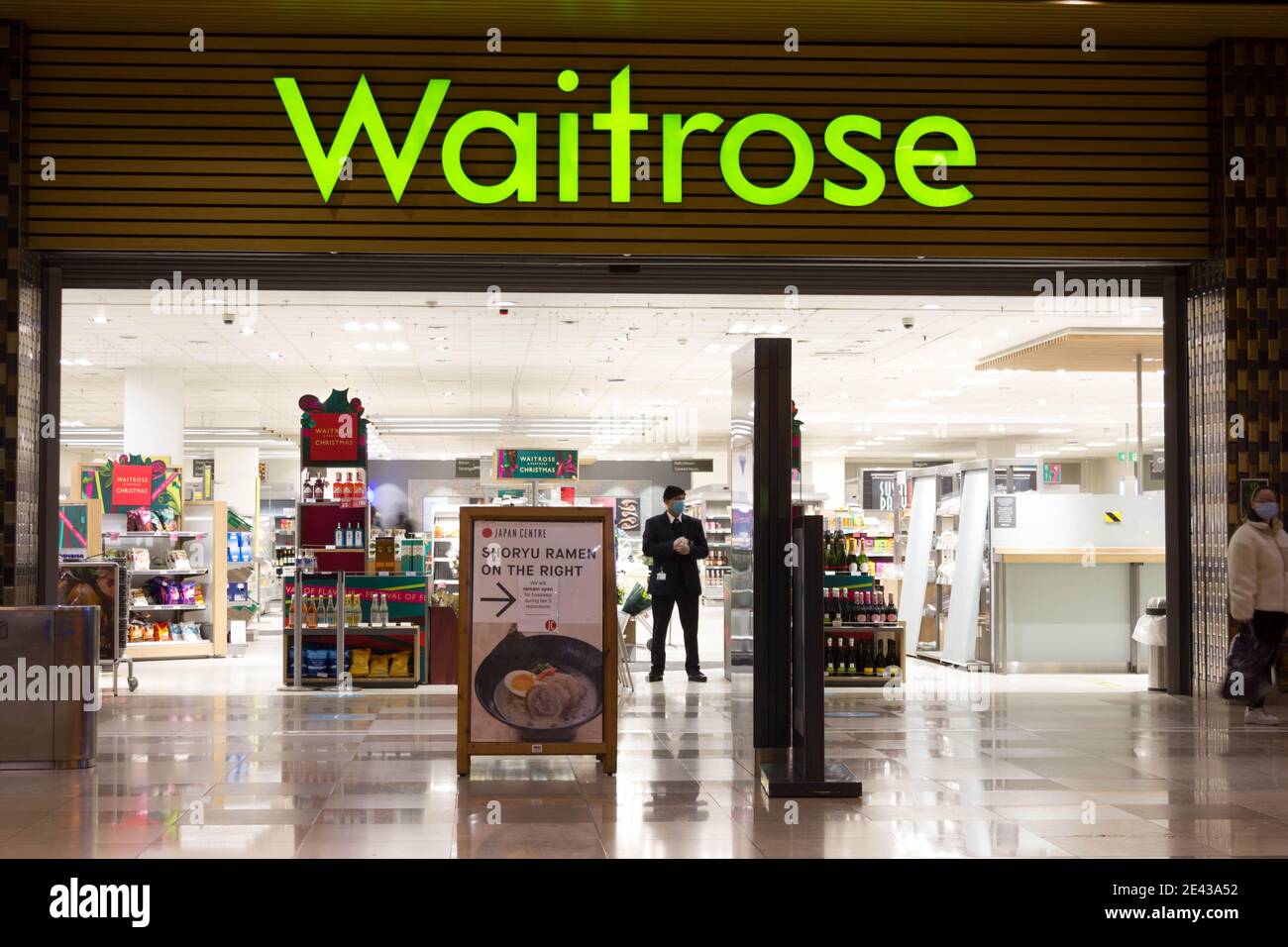 Le magasin d'alimentation Waitrose est ouvert pour les affaires pendant le confinement de la campagne Covid-19 au centre commercial Westfield Stratford, Londres, Royaume-Uni Banque D'Images