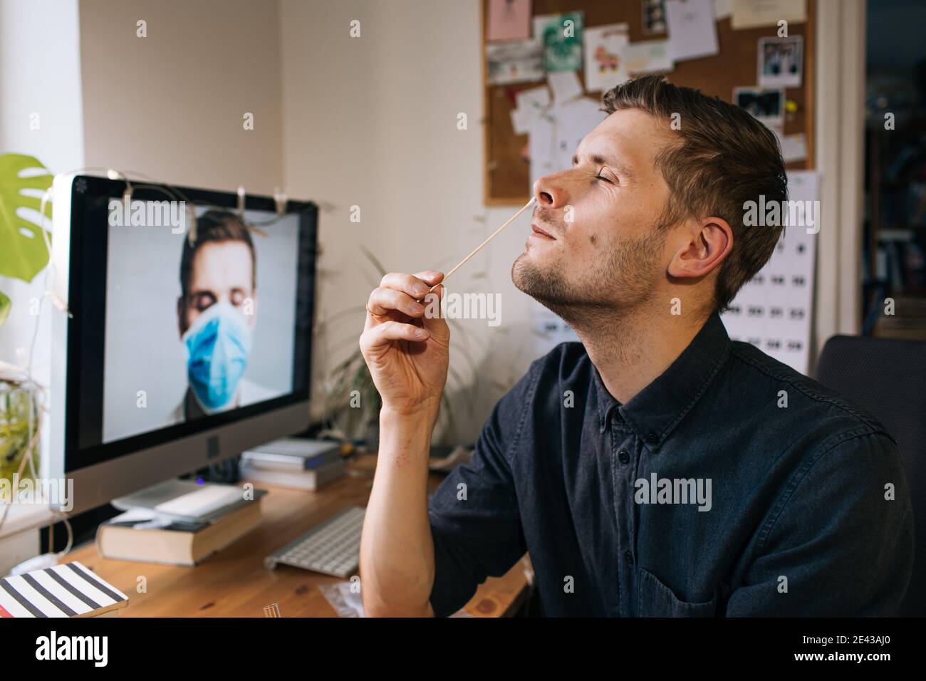 Auto-test homme pour kit de test domicile COVID-19. Test d'infection par écouvillonnage nasal du coronavirus. La télémédecine et la distribution en télésanté des services liés à la santé Banque D'Images