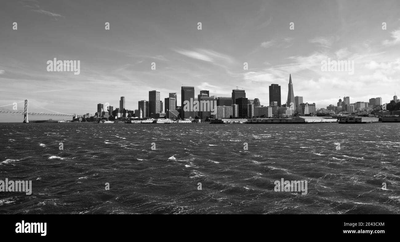 Vue panoramique en noir et blanc des tours de San Francisco avec vagues soufflées par le vent. Banque D'Images
