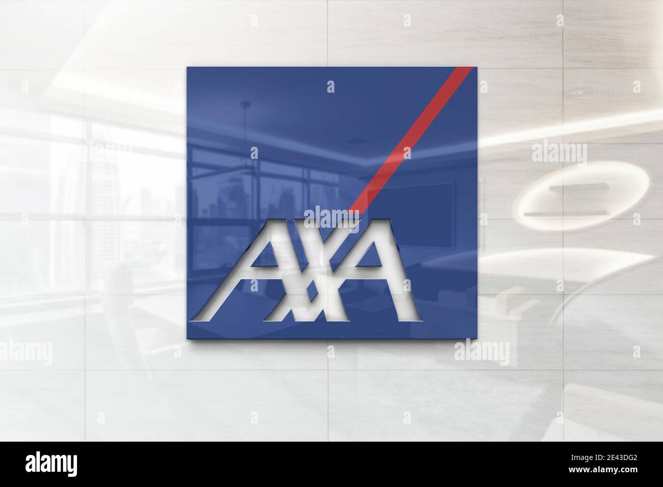 logo axa sur plaque murale d'entreprise réfléchissante Banque D'Images