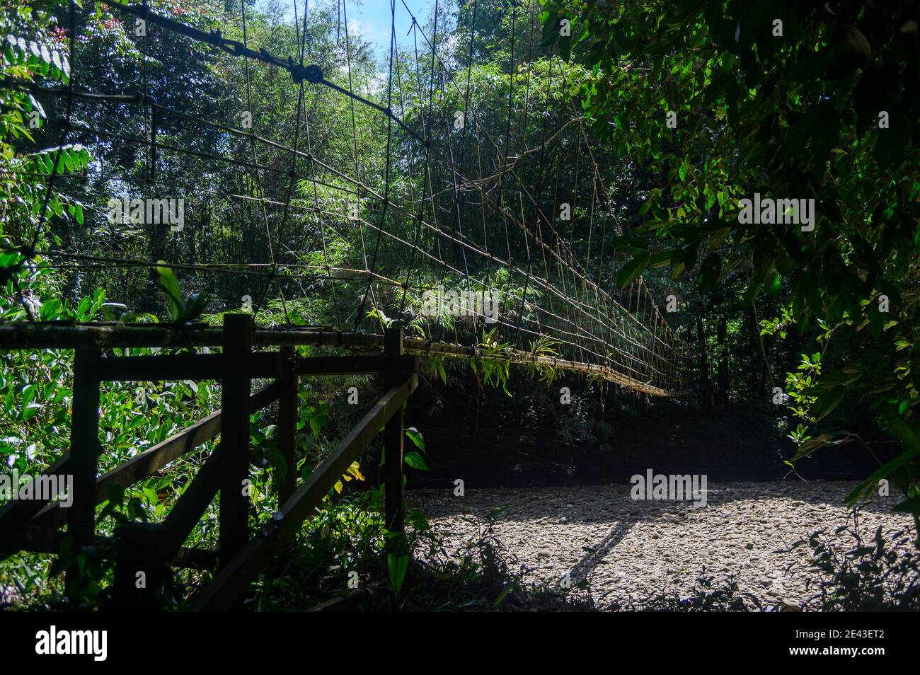 traversée de la rivière sur un pont à pied à suspension de corde Banque D'Images