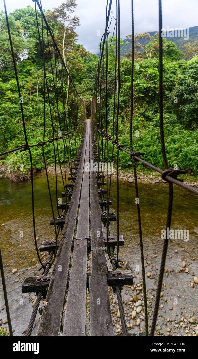traversée de la rivière sur un pont à pied à suspension de corde Banque D'Images