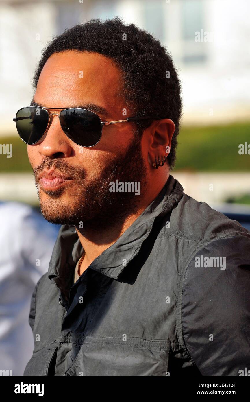 LE chanteur AMÉRICAIN Lenny Kravitz fait la promotion de sa prochaine tournée européenne et du lancement du "Let Love Rule 20e anniversaire" au studio TSF d'Aubervilliers (Nord de Paris), France, le 6 avril 2009. Photo de Stephane Reix/ABACAPRESS.COM Banque D'Images