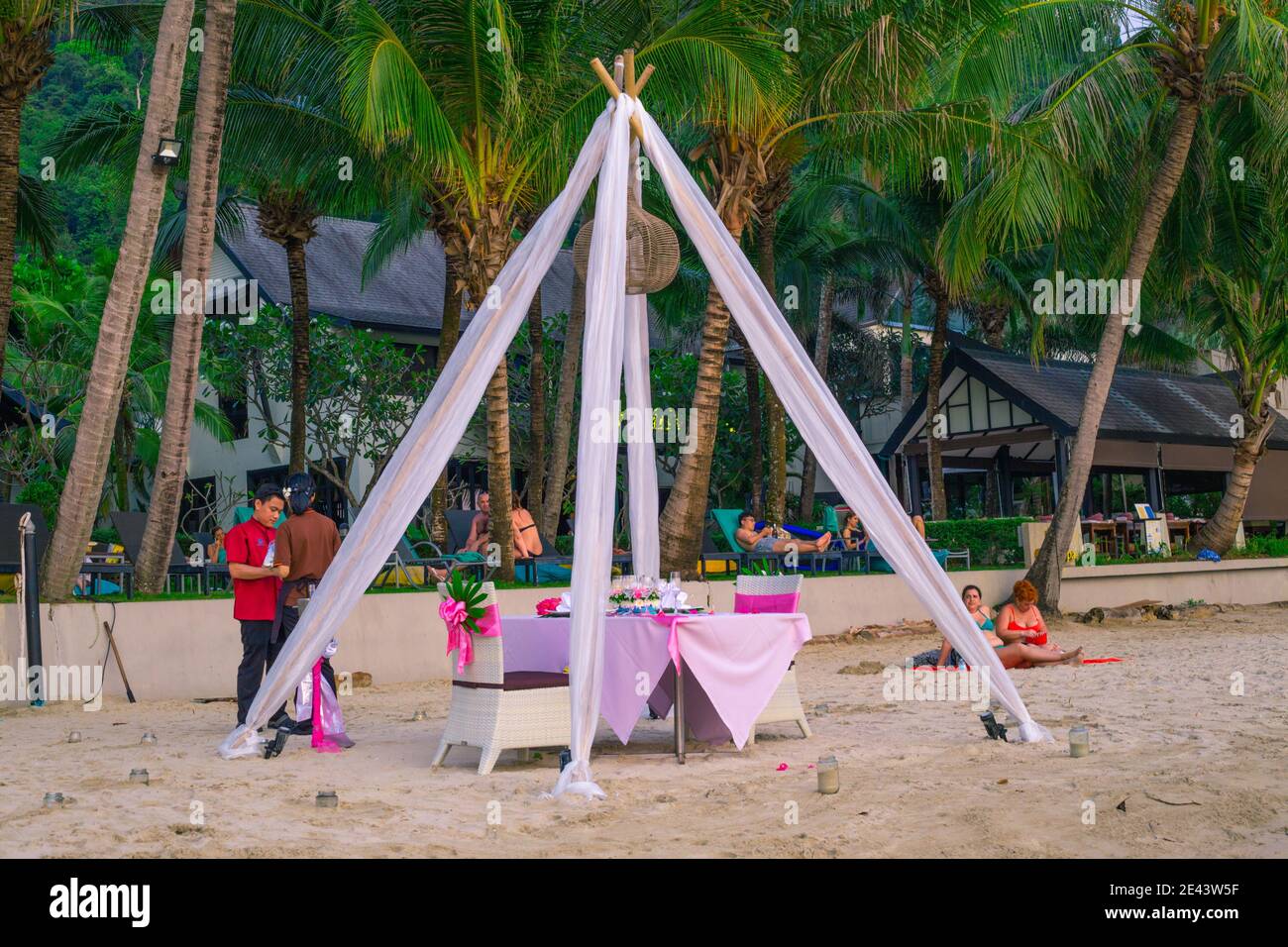 Koh Chang, Thaïlande-01,11,2020: Pavillon romantique avec table pour dîner sur la plage Banque D'Images