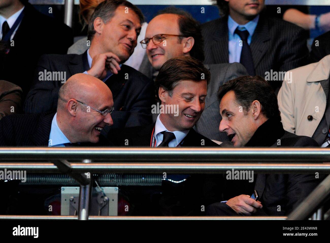 Le président Nicolas Sarkozy, Bernard Laporte et Sébastien Bazin lors du match de football final de la coupe 1/4 de l'UEFA, PSG contre Dynamo Kiev, à Paris, en France, le 9 avril 2009. PSG et Dynamo Kiev Draw 0-0. Photo de Henri Szwarc/ABACAPRESS.COM Banque D'Images