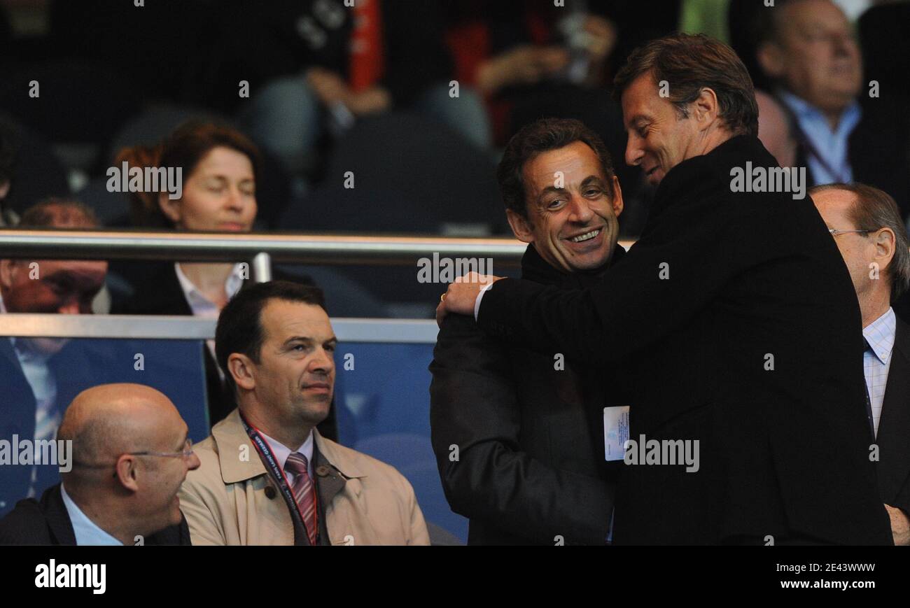 Le président Sarkozy, Bernard Laporte et Sébastien Bazin lors du match de football final de la coupe 1/4 de l'UEFA, PSG contre Dynamo Kiev, à Paris, en France, le 9 avril 2009. PSG et Dynamo Kiev Draw 0-0. Photo de Steeve McMay/ABACAPRESS.COM Banque D'Images