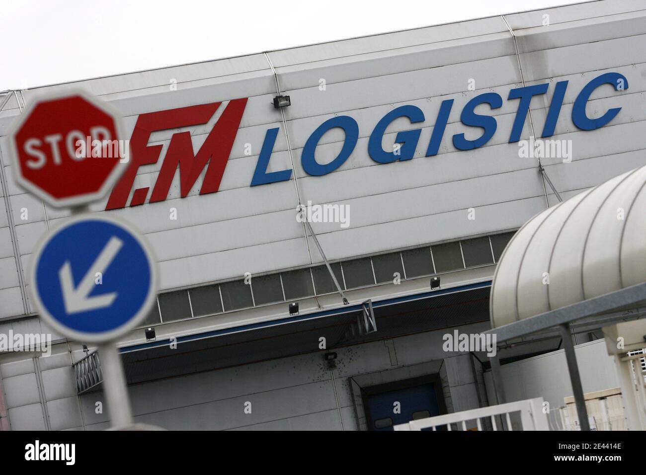 Les salaires de l'usine FM LOGISTICS de Woippy, pres de Metz en Moselle,  séquestrer les dirégleurs de l'usine, suite a l'annonce des licences prevus  par le groupe. Woippy, France le 16 avril