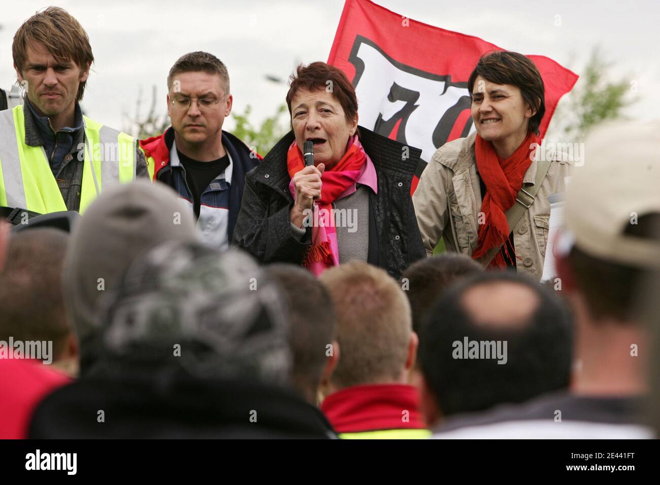 Nathalie Arthaud (R), porte-parole du parti d'extrême gauche "Lutte OuvriÀre" et Arlette Laguiller (2nd R), ancienne porte-parole historique du même parti, sont venus soutenir des centaines de travailleurs de Toyota constructeur automobile en grève depuis le début Banque D'Images