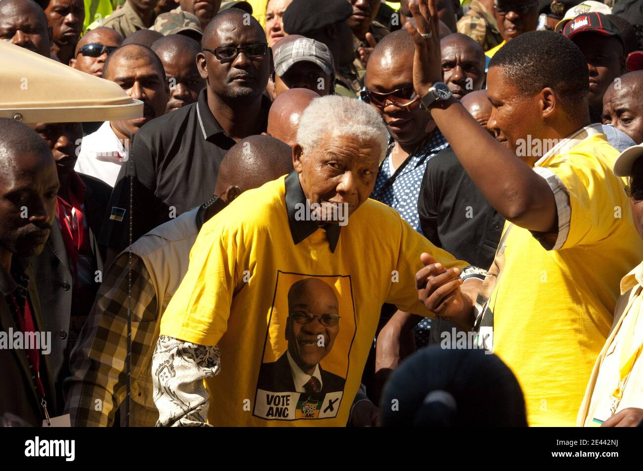 L'ancien président sud-africain Nelson Mandela arrive pour le rassemblement électoral final au stade Ellis Park de Johannesburg, en Afrique du Sud, le 19 avril 2009. Nelson Mandela a fait une apparition non annoncée dimanche lors du dernier grand rassemblement du Congrès national africain avant les élections parlementaires en Afrique du Sud, un coup de pouce pour le parti après une lutte de pouvoir interne et des scandales entourant son candidat présidentiel. Photo d'Erik Forster/ABACAPRESS.COM Banque D'Images