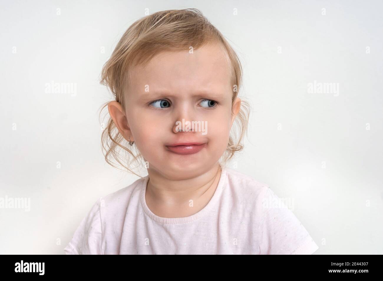 Petit Bebe Avec Une Expression Triste Dans Le Visage Malheureux Et Concept De Tristesse Photo Stock Alamy