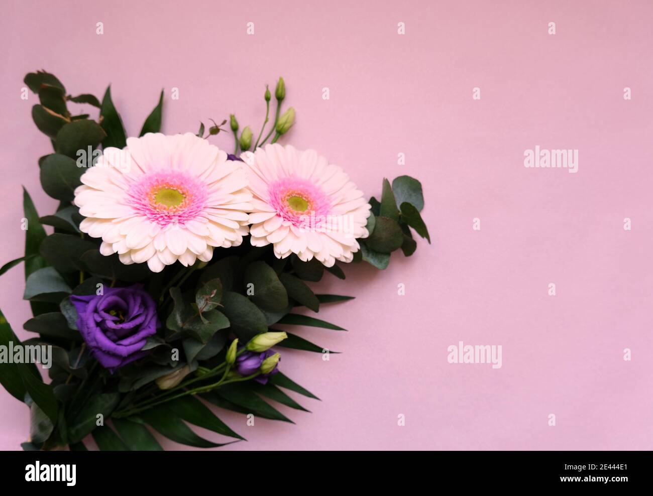 Bouquet de fleurs sur fond rose avec espace de copie pour votre présentation de texte ou de design, concept minimaliste Banque D'Images