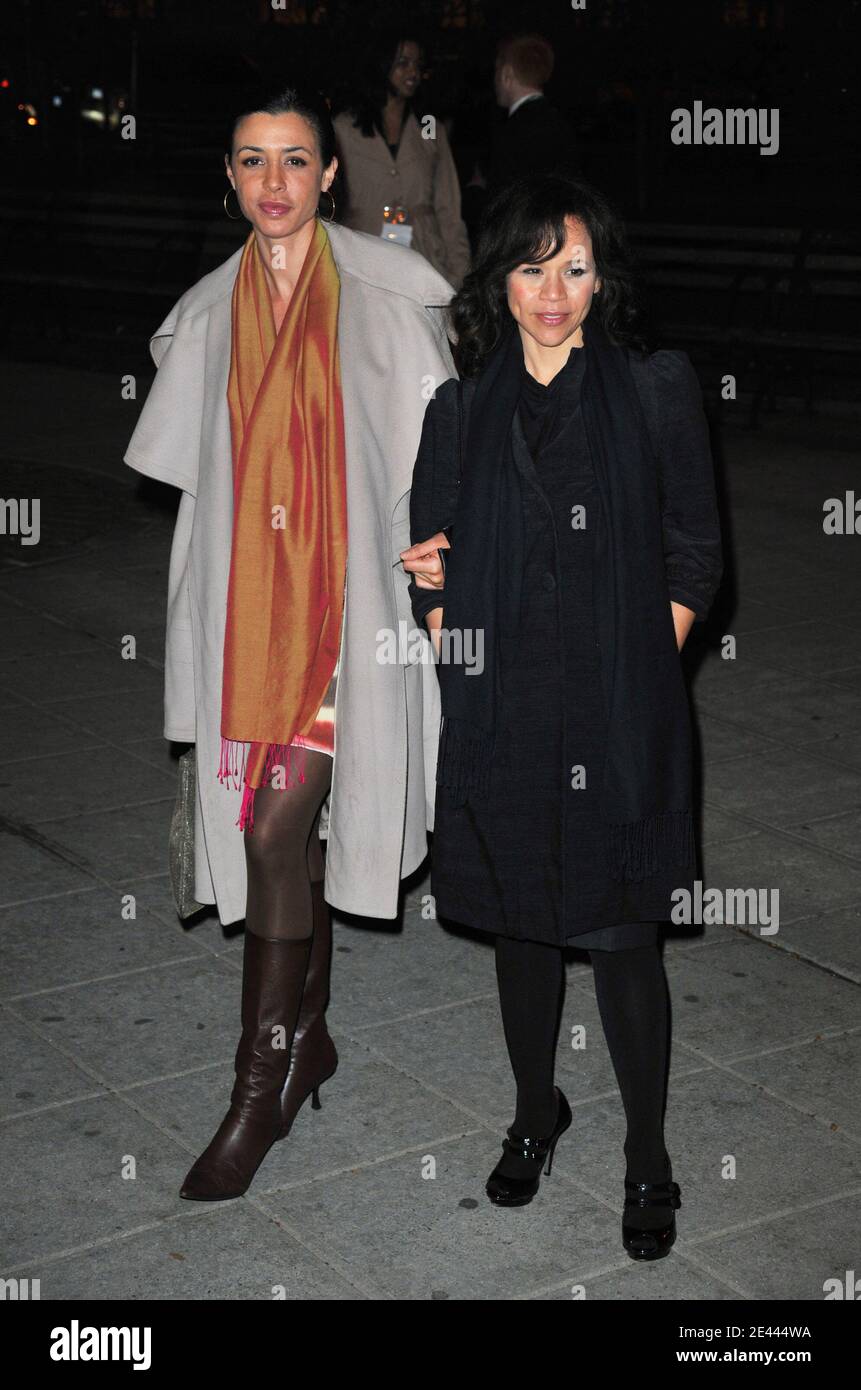 Drena de Niro (L) et Rosie Perez arrivent pour la fête Vanity Fair pour le Tribeca film Festival 2009 au palais de justice suprême de l'État de New York City, NY, USA le 21 avril 2009. Photo de Gregorio Binuya/ABACAPRESS.COM Banque D'Images