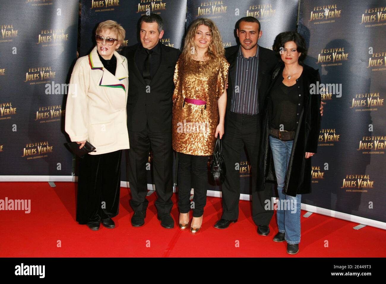 Nicole Croisille, Bruno Putzulu, Sophie Guillemin, Stephane Rideau et Charlotte Valandrey posent lors de la cérémonie de clôture du « Festival Jules Verne » qui s'est tenue au théâtre du Grand Rex à Paris, en France, le 26 avril 2009. Photo de Denis Guignebourg/ABACAPRESS.COM Banque D'Images