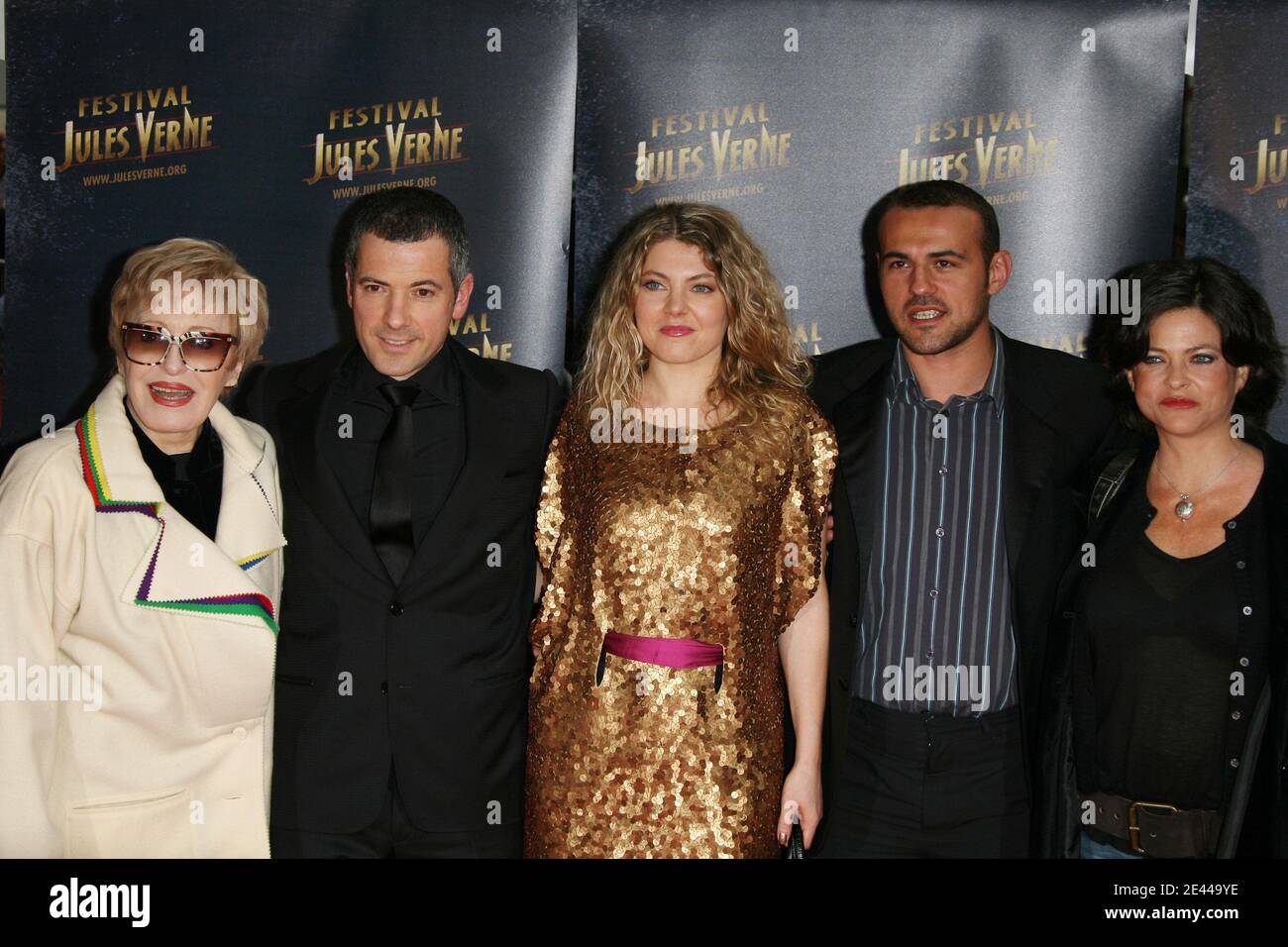 Nicole Croisille, Bruno Putzulu, Sophie Guillemin, Stephane Rideau et Charlotte Valandrey posent lors de la cérémonie de clôture du « Festival Jules Verne » qui s'est tenue au théâtre du Grand Rex à Paris, en France, le 26 avril 2009. Photo de Denis Guignebourg/ABACAPRESS.COM Banque D'Images